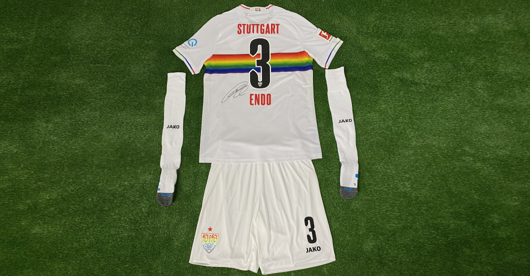  Endo Outfit signiert 