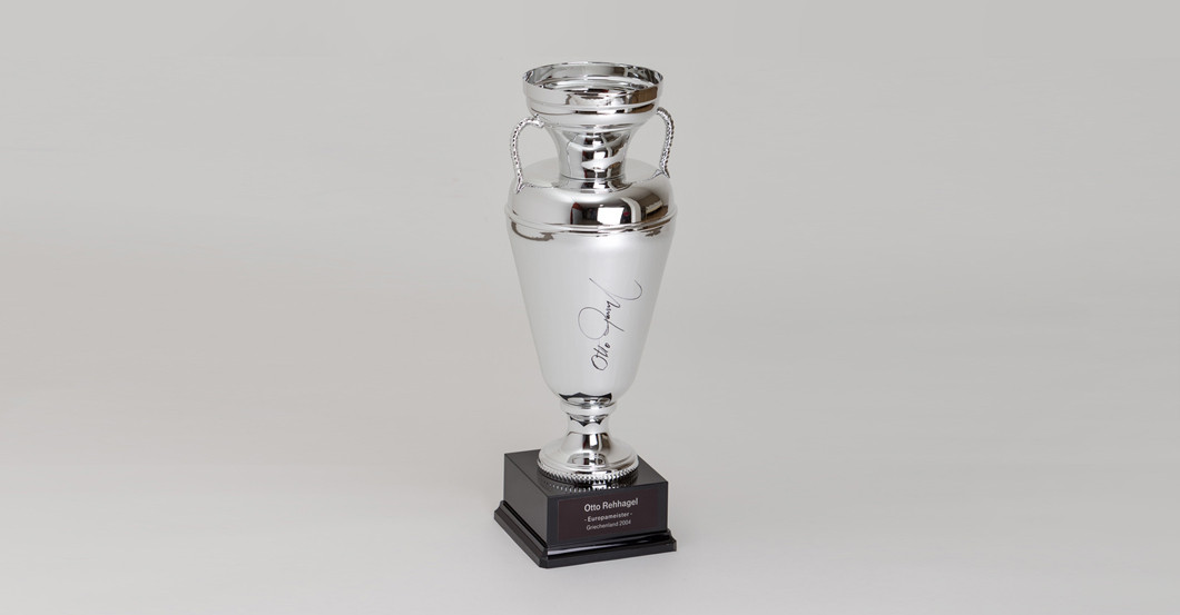 Euro Pokal signiert   Euro Pokal signiert