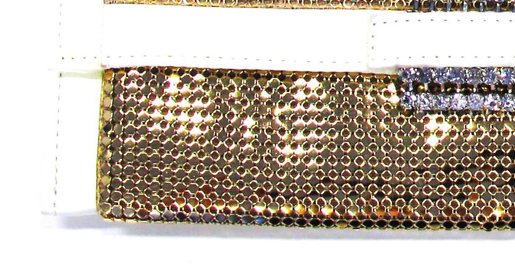 Die goldene Tasche von Felix Rey ist auf der Vorderseite mit Strasssteinen geschmückt Die goldene Tasche von Felix Rey ist auf der Vorderseite mit Strasssteinen geschmückt