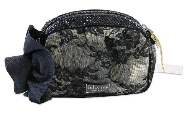 Die Carmen Small Ruched zip top Clutch von Felix Rey direkt aus New York Die Carmen Small Ruched zip top Clutch von Felix Rey direkt aus New York