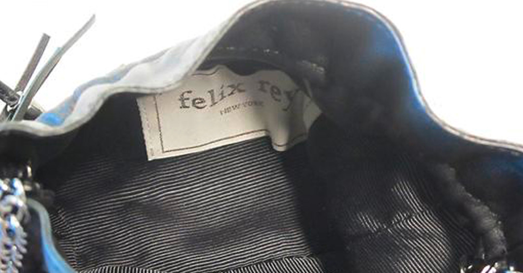 Beuteltasche mit Metallhenkel und Zugband zum Verschließen Beuteltasche mit Metallhenkel und Zugband zum Verschließen