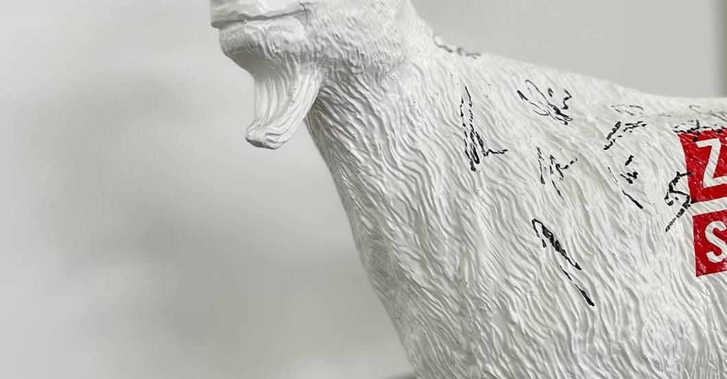 Gips Hennes signiert   Gips Hennes signiert