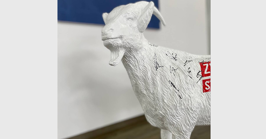 Gips Hennes signiert   Gips Hennes signiert