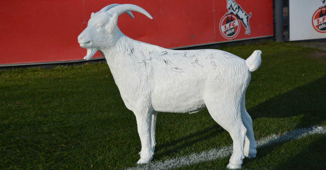 Gipsgeißbock signiert   Gipsgeißbock signiert