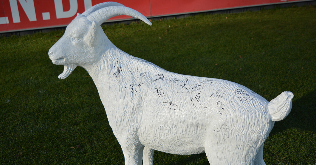 Gipsgeißbock signiert   Gipsgeißbock signiert