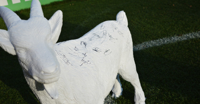 Gipsgeißbock signiert   Gipsgeißbock signiert