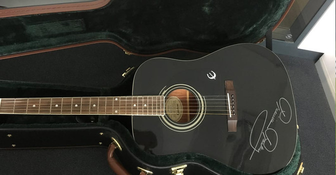  Gitarre Priscilla Presley 