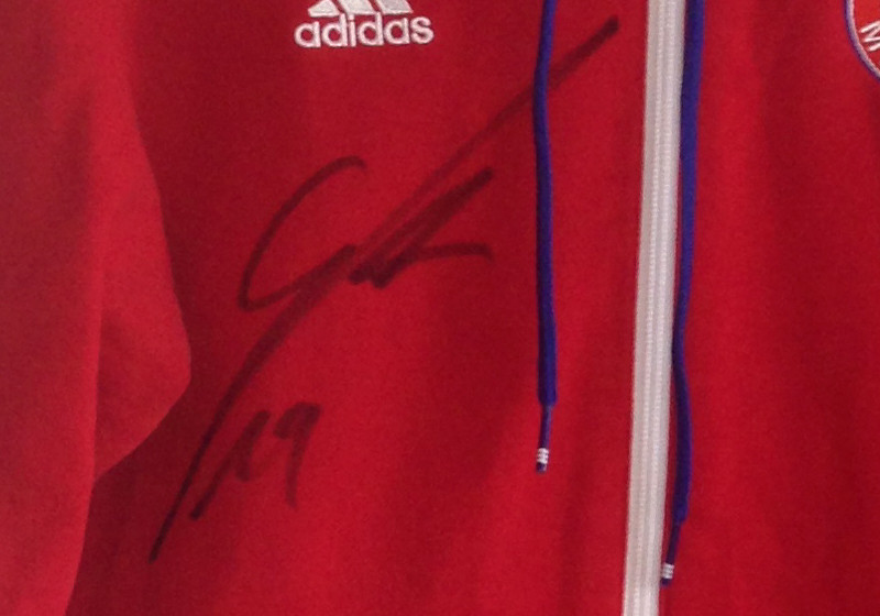  Götzes roter FCB-Hoodie 