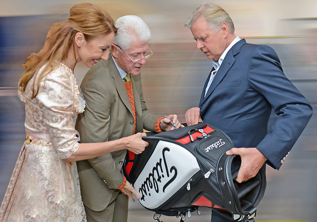 Bill Clinton beim Signieren des Golfbags Bill Clinton beim Signieren des Golfbags