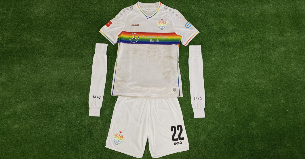  Gonzalez Outfit signiert 