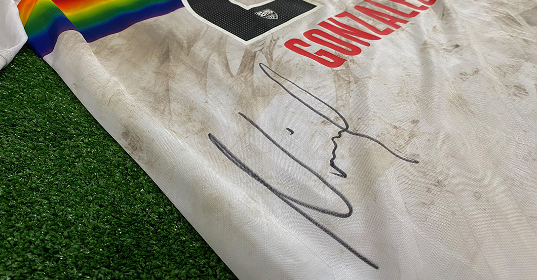  Gonzalez Outfit signiert 