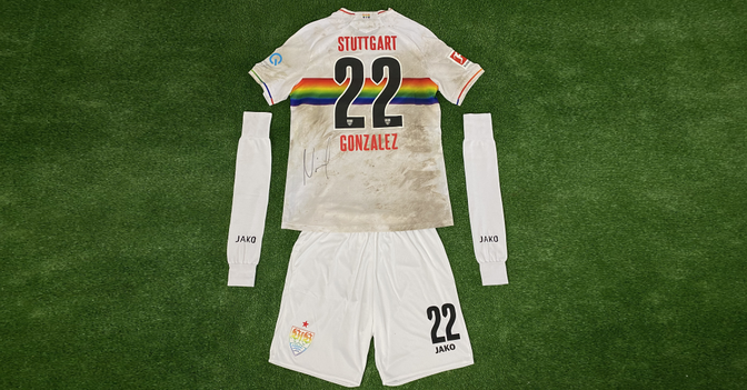  Gonzalez Outfit signiert 