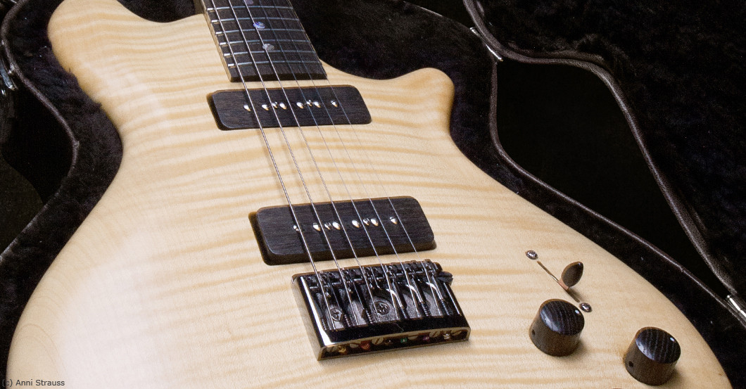 Handgefertigte Gitarre   Handgefertigte Gitarre