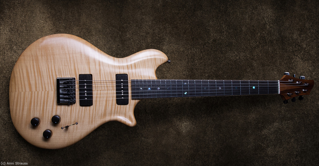 Handgefertigte Gitarre   Handgefertigte Gitarre