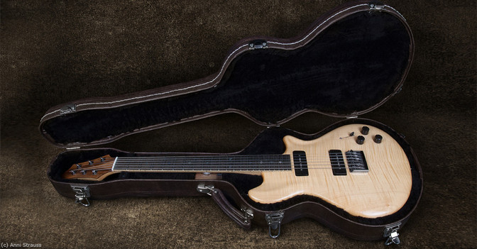 Handgefertigte Gitarre   Handgefertigte Gitarre