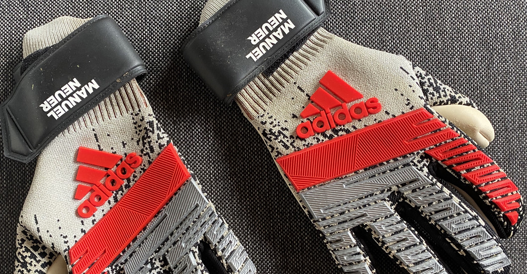 Handschuhe getragen Neuer   Handschuhe getragen Neuer