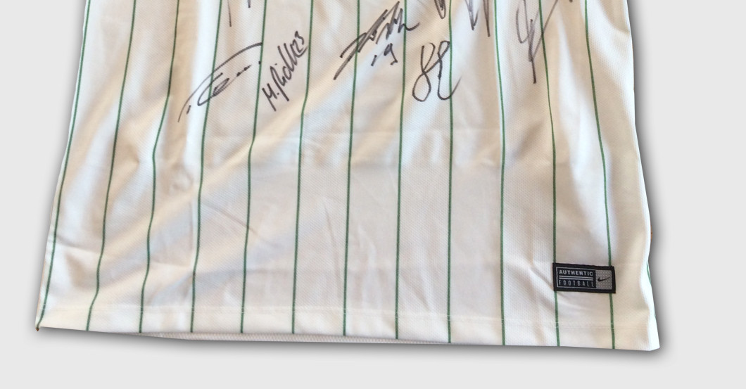 Heimtrikot FCA signiert   Heimtrikot FCA signiert