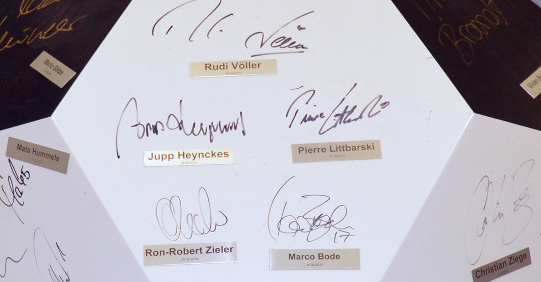 Holz Fußball signiert   Holz Fußball signiert