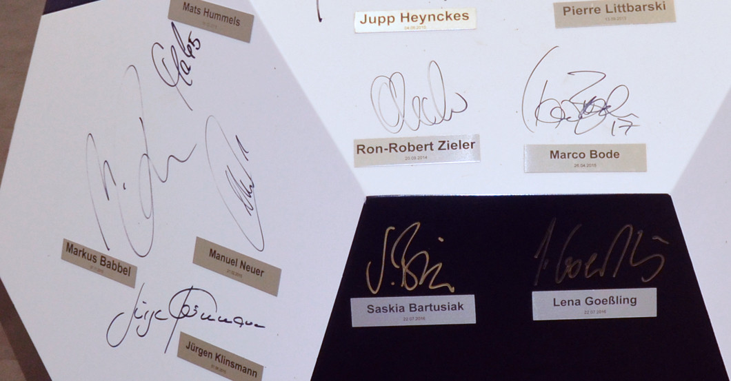 Holz Fußball signiert   Holz Fußball signiert