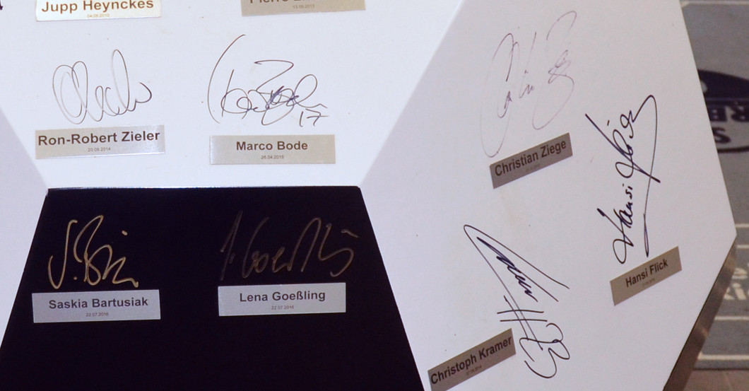 Holz Fußball signiert   Holz Fußball signiert