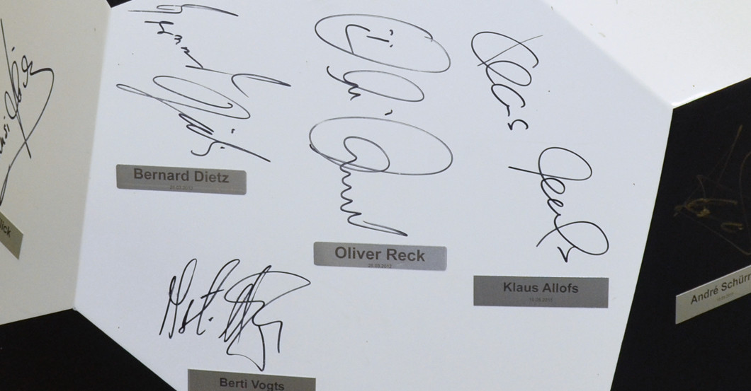 Holz Fußball signiert   Holz Fußball signiert