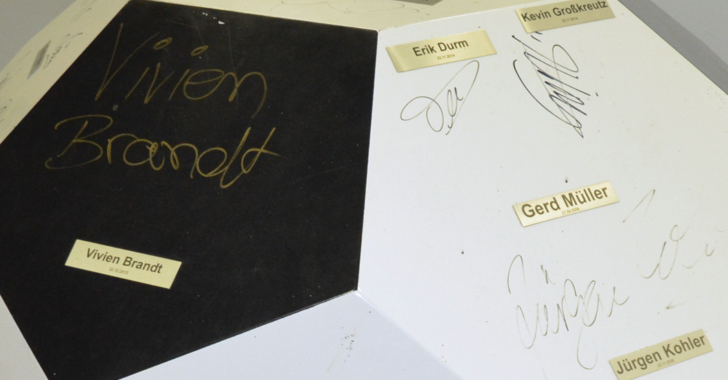 Holz Fußball signiert   Holz Fußball signiert