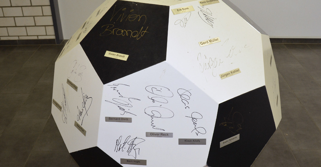 Holz Fußball signiert   Holz Fußball signiert