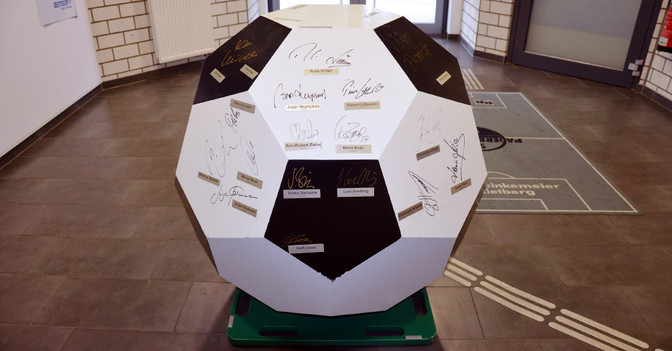 Holz Fußball signiert   Holz Fußball signiert