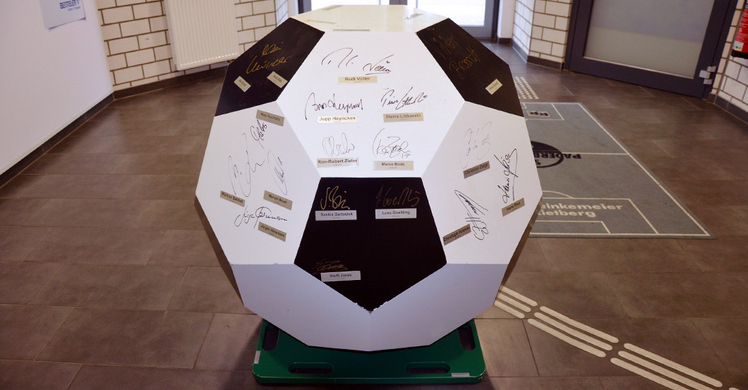 Holz Fußball signiert   Holz Fußball signiert