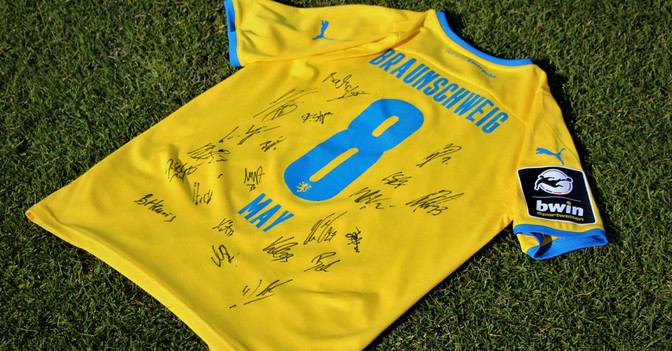  Iba May teamsigniert 