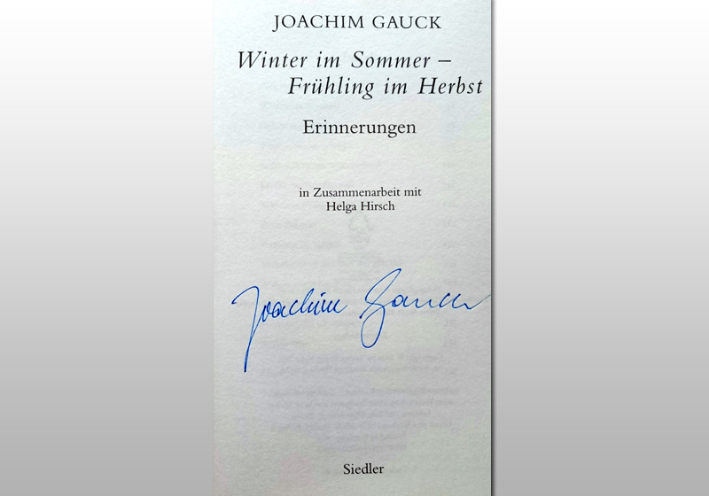 Von Bundespräsident Joachim Gauck signiertes Buch