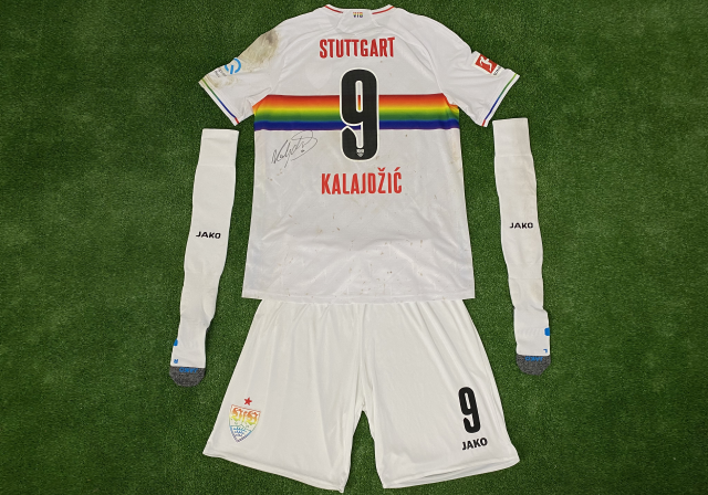  Kalajdzic Outfit signiert 