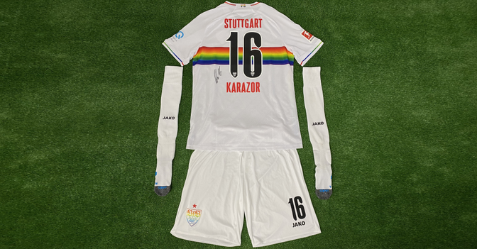  Karazor Outfit signiert 