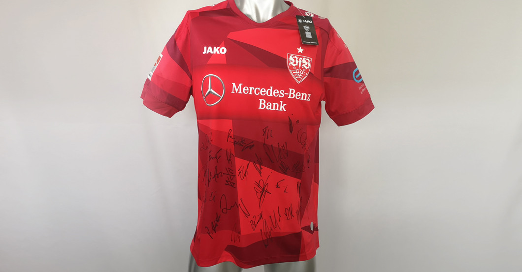 Bundesligafinale: Der VfB signiert Auswärtstrikot mit ...