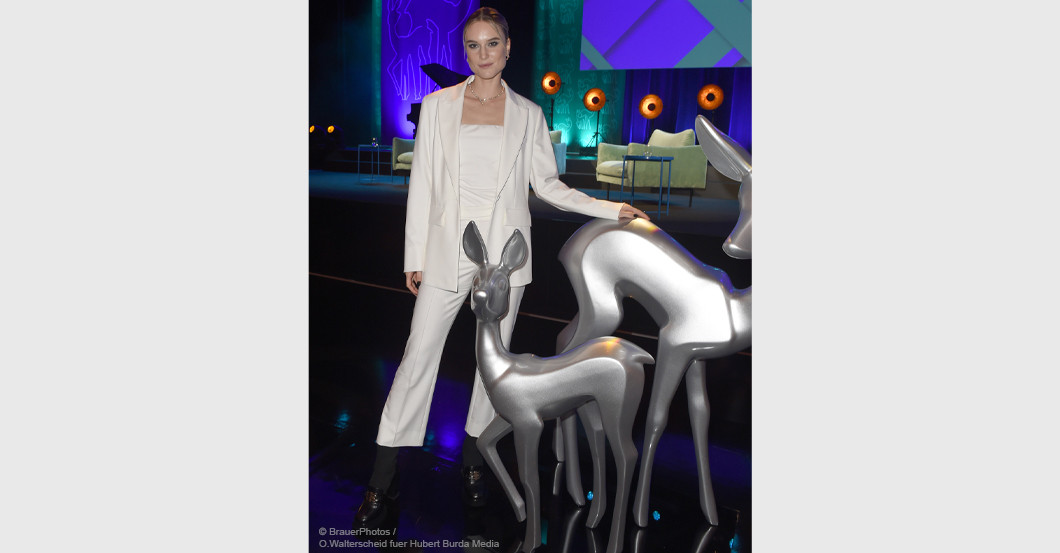 Direkt vom Red Carpet: Eleganter Riani-Look von Model Kim Hnizdo