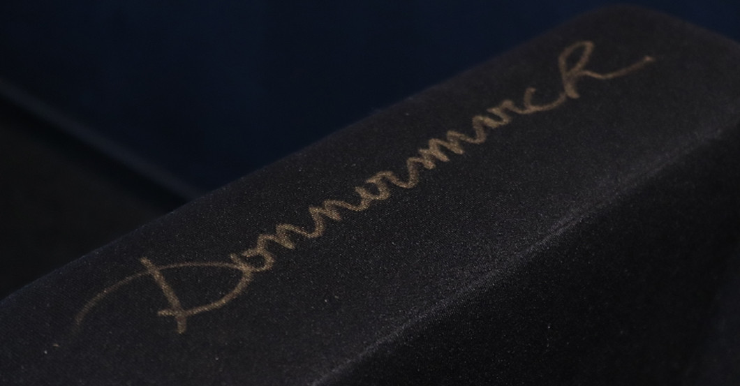 Kinosessel signiert   Kinosessel signiert