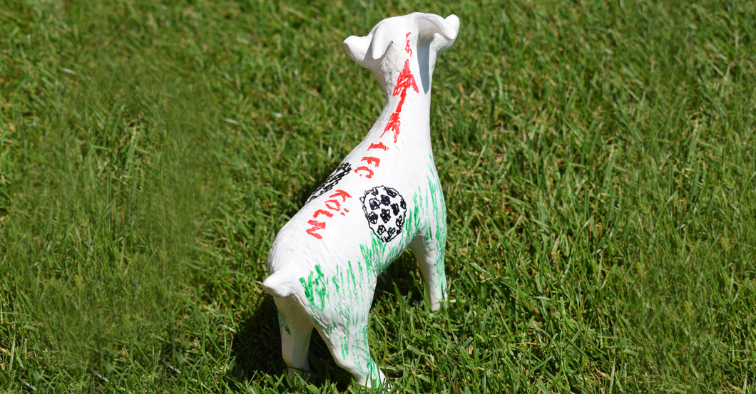 Der 1. FC Köln versteigert einen kleinen Kunst-Geißbock