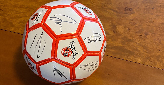  Köln signiert Ball 