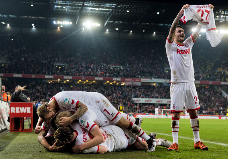 Köln vs. FCB neben Hennes   Köln vs. FCB neben Hennes