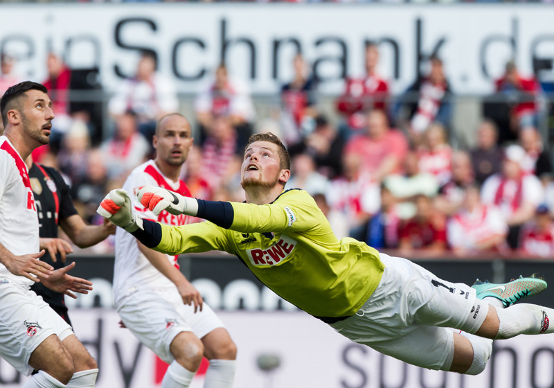 Köln vs. FCB neben Hennes   Köln vs. FCB neben Hennes