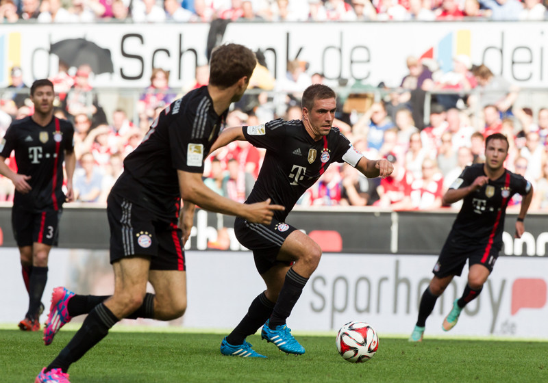 Köln vs. FCB neben Hennes   Köln vs. FCB neben Hennes