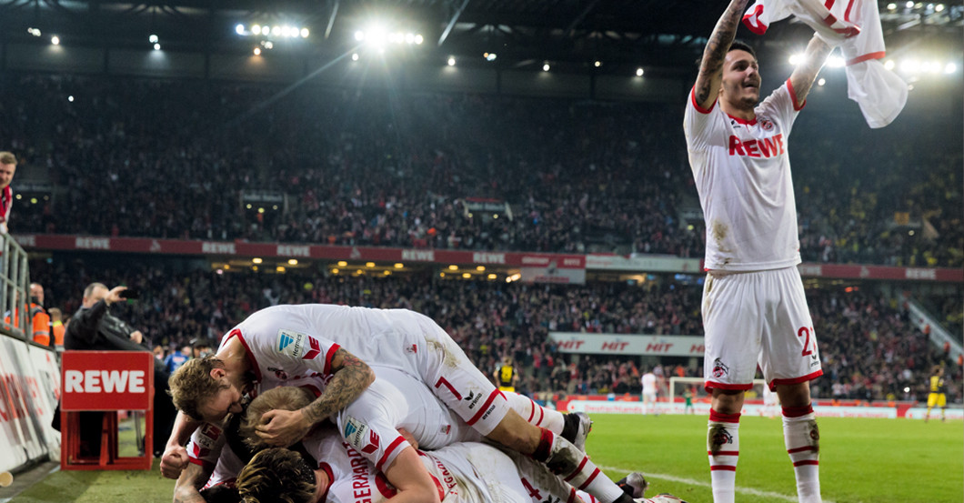  Köln vs. FCB neben Hennes 