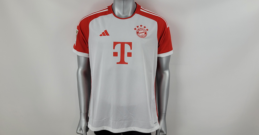 Konrad Laimer FCB-Trikot   Konrad Laimer FCB-Trikot