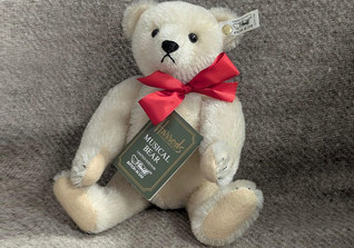  KP Steiff Musical Bear 