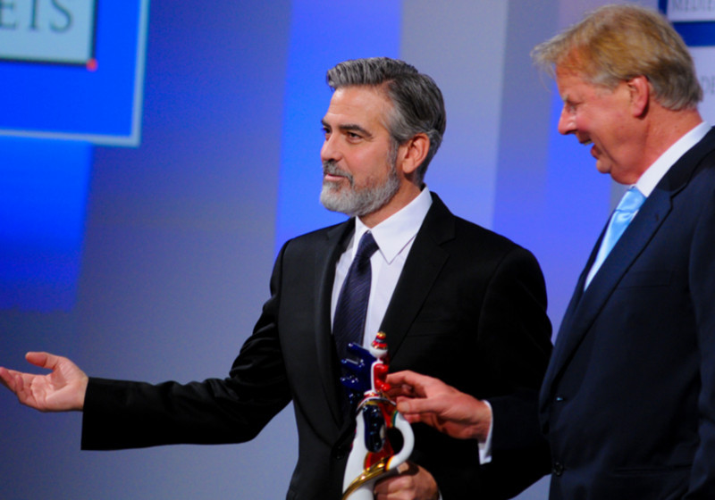 George Clooney und Preisstifter Karlheinz Kögel George Clooney und Preisstifter Karlheinz Kögel