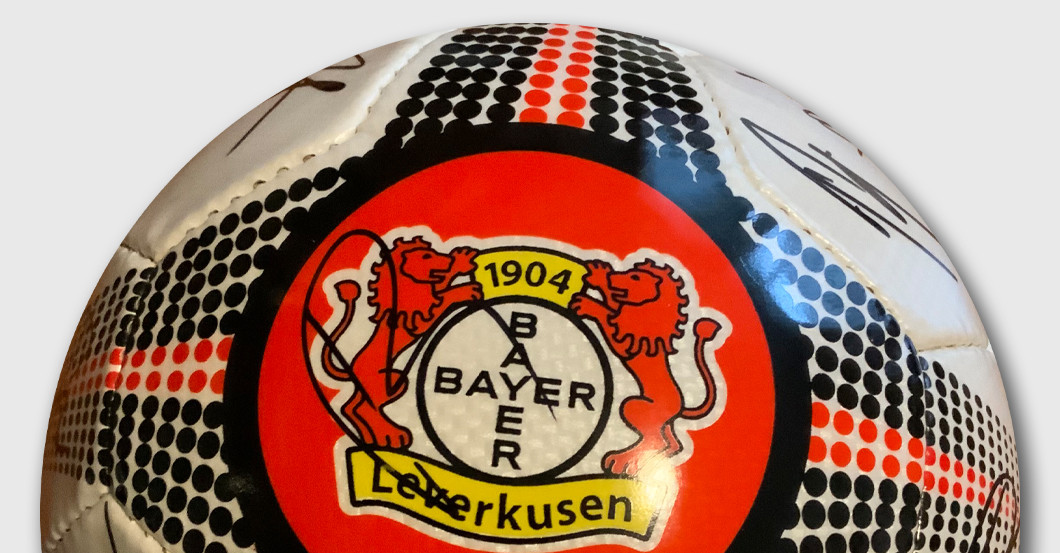  Leverkusen signiert Ball 