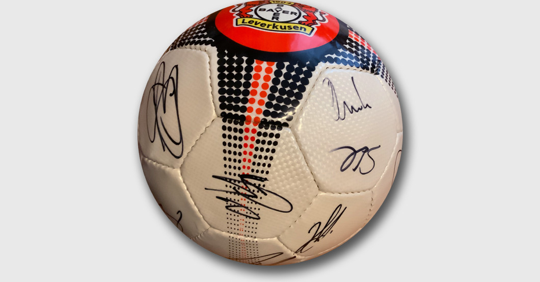  Leverkusen signiert Ball 