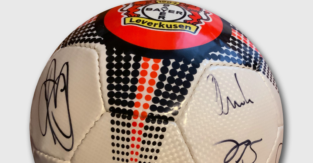  Leverkusen signiert Ball 