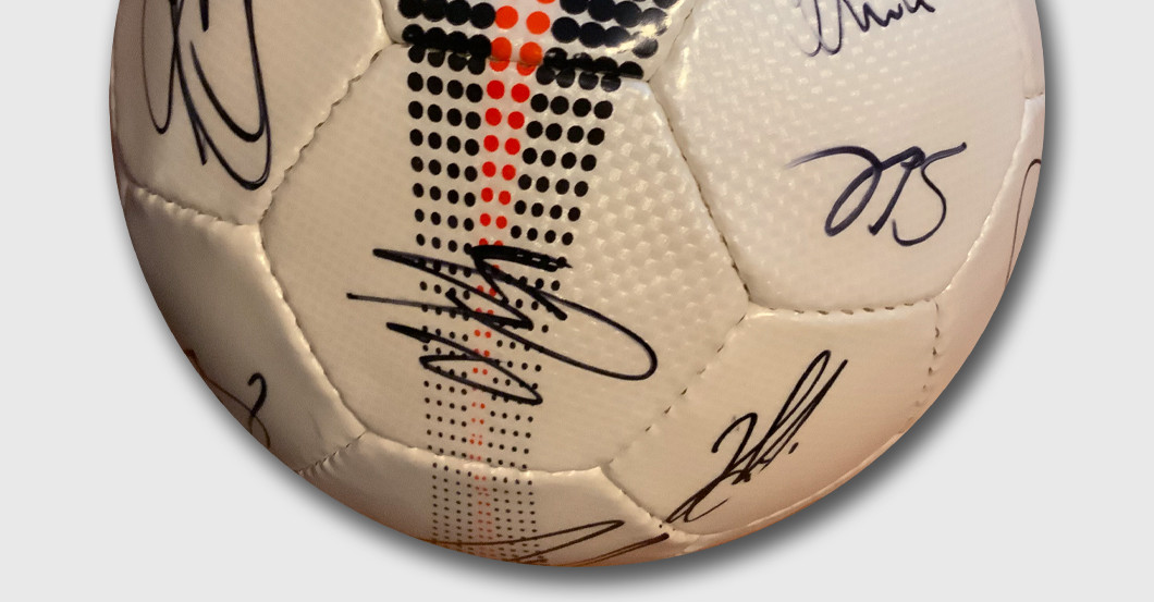  Leverkusen signiert Ball 