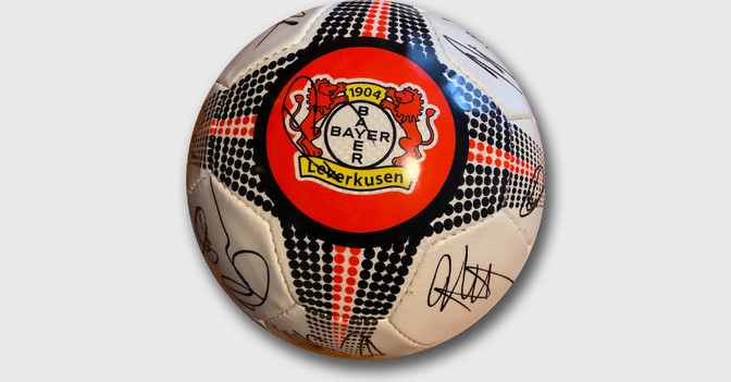  Leverkusen signiert Ball 